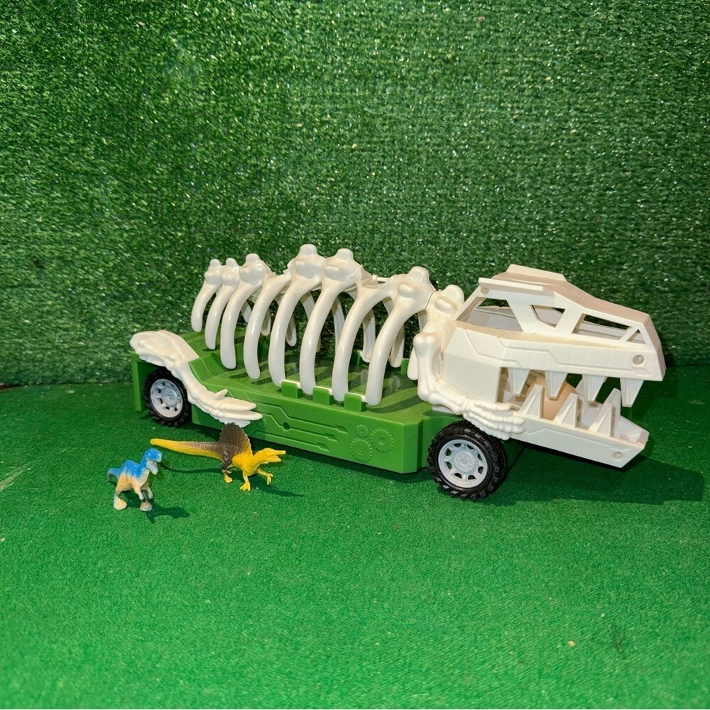 Dinosaur Designs Green and‎ White Skeleton Car with Figures